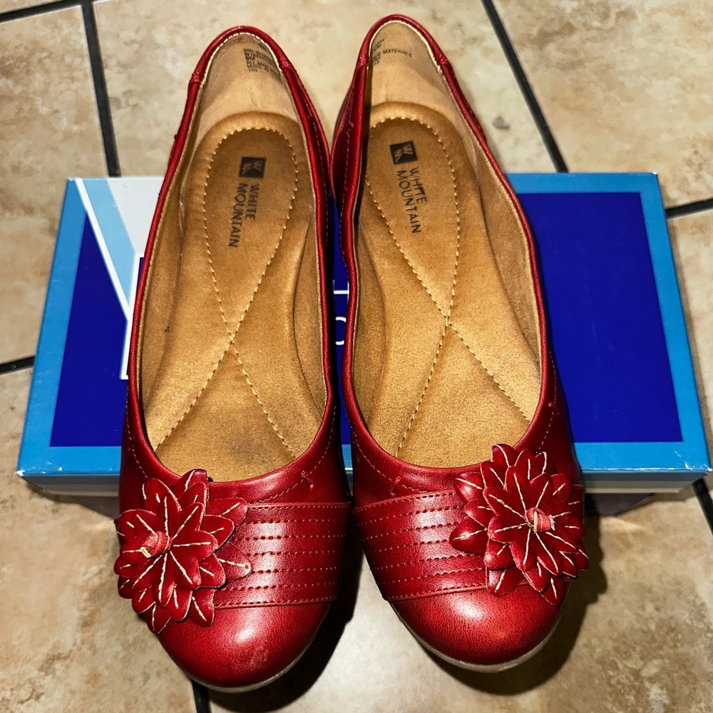 White mountain red leather flats